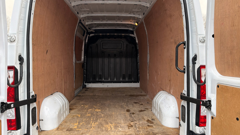 Renault Master Lwb Diesel Fwd LM35dCi 135 Business+ Medium Roof Van